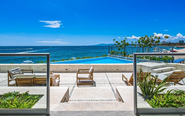 3BR with Private Pool on the Ocean