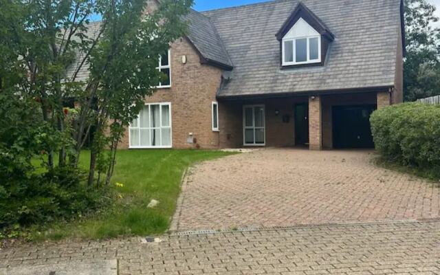 Captivating 5-bed House in Milton Keynes