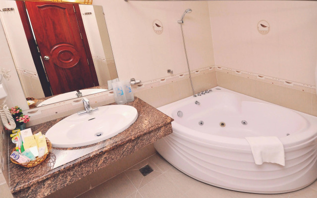 Tan Hoang Long Hotel