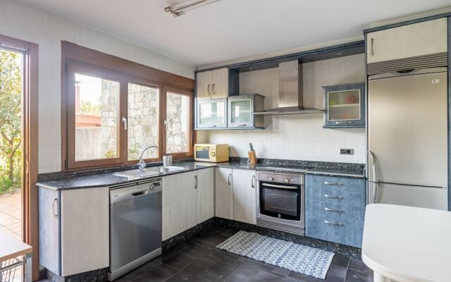 Classy Holiday Home With Swimming Pool, Garden, Bbq, Parking