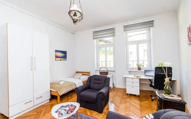 Bright and Sunny Apartment in The City Center!