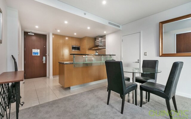 QV Deluxe Waterside Apartment - 851