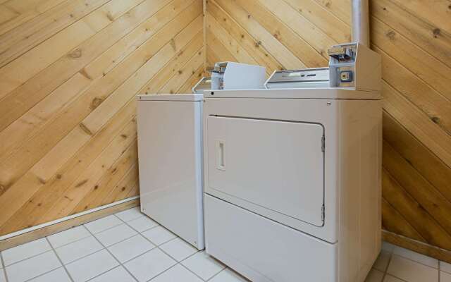 Super 8 by Wyndham Charles City