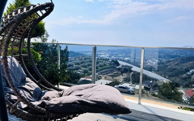 Villa With Private Pool and Terrace in Alanya