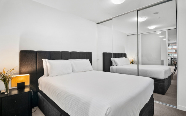 Modern 1 Bed Apartment With City Views