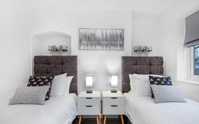Bright 4 bed 2 bath house near Pinewood
