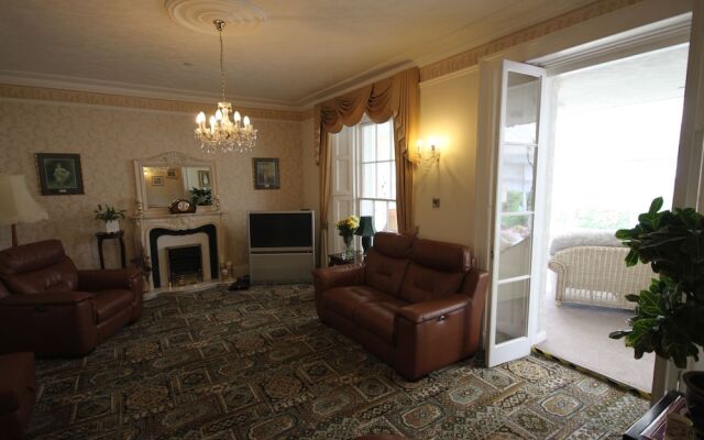 Coombe Court Hotel