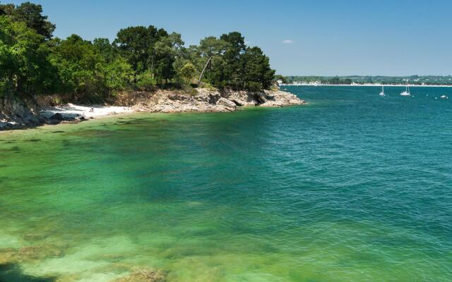 Spacious Villa in Concarneau with Swimming Pool