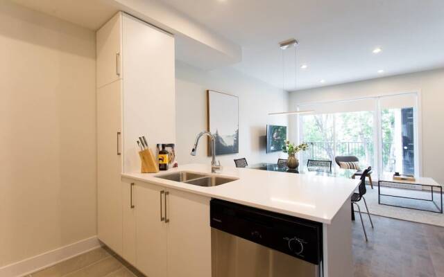 Stunning Split Level 3 BR Little Italy Apartment