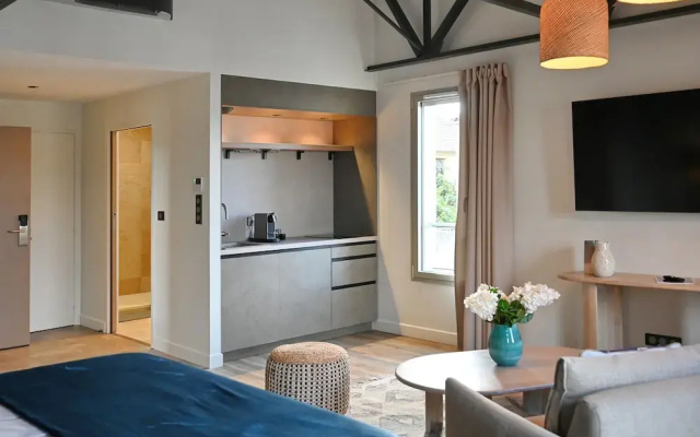 Walnut Bistro & Suites
