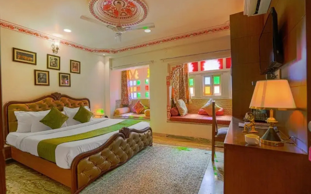 Royal Rafahiya - A Rooftop Lake View Hotel Near Lake Pichola