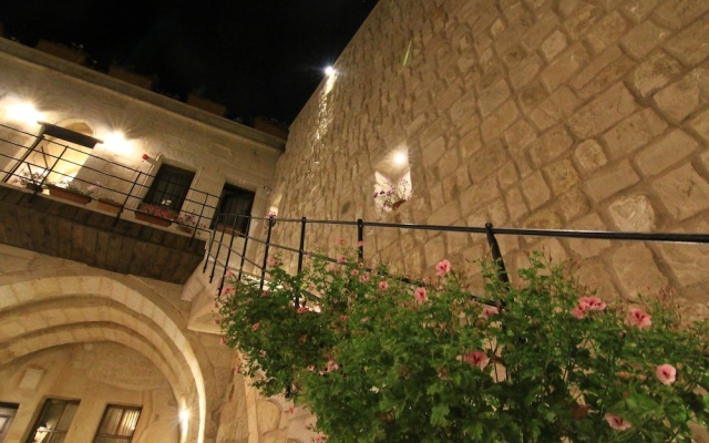 Tafana Cave & Stone Lodge