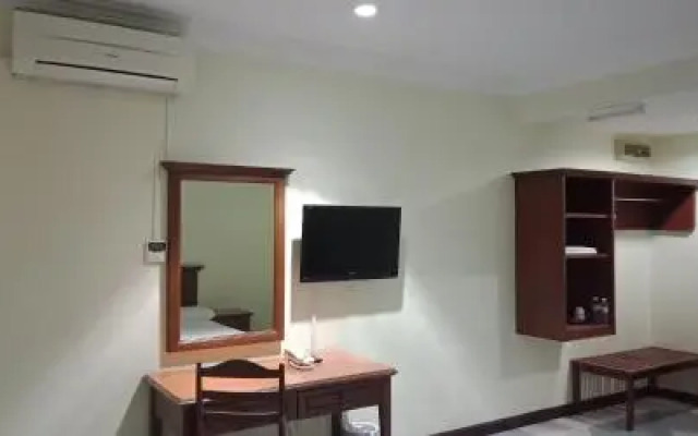 The Upper Deck Hotel