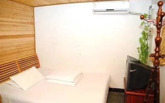 She＇s by the river