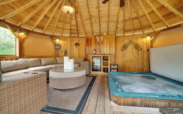 'moose Lodge' Cabin w/ Entertainment Gazebo!