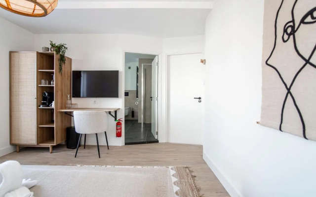 Marley’s Beachhouse - Luxury Guest Room with balcony