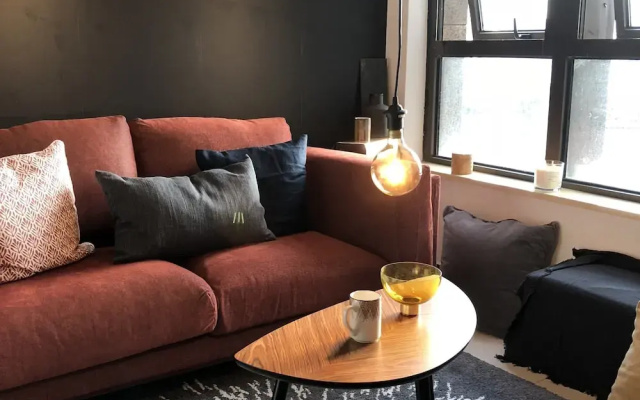 Henry's Apartment- Executive 717