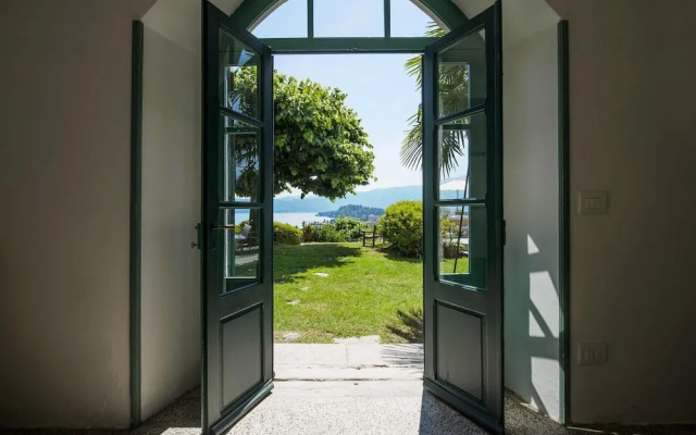 Il Motto Villa With big Garden and Lake View