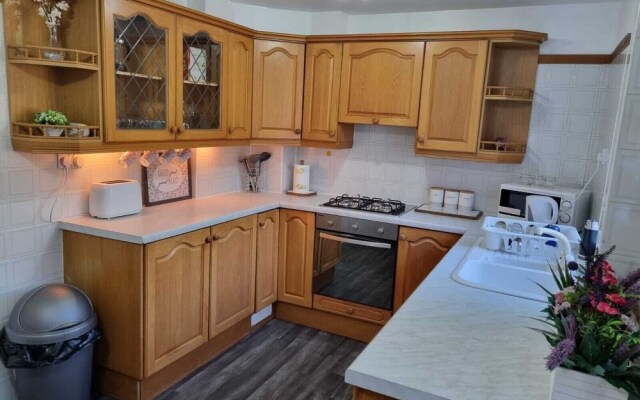 Modern 2-bed Home - Private Garden, Parking & Wifi