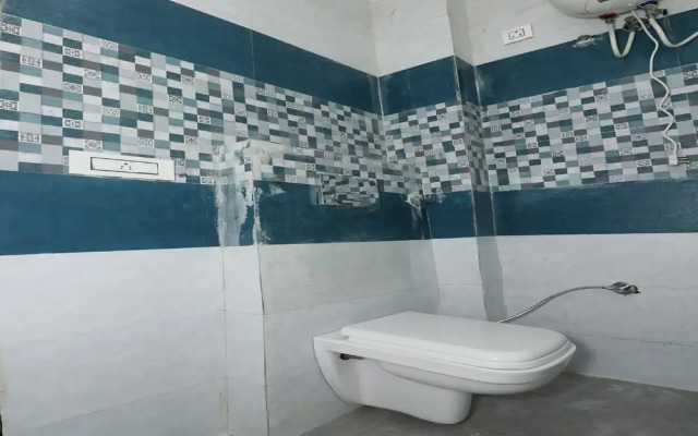 OYO 44021 Hotel Aura