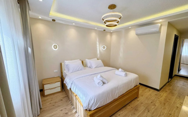 Calm & Classy 2BR - 5 min to Airport