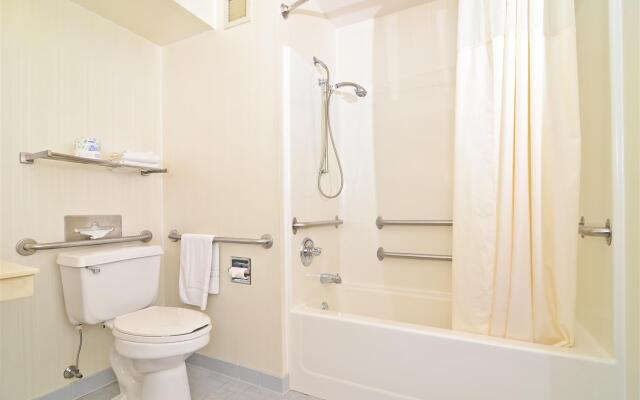 Baymont by Wyndham Chester IL Hotel