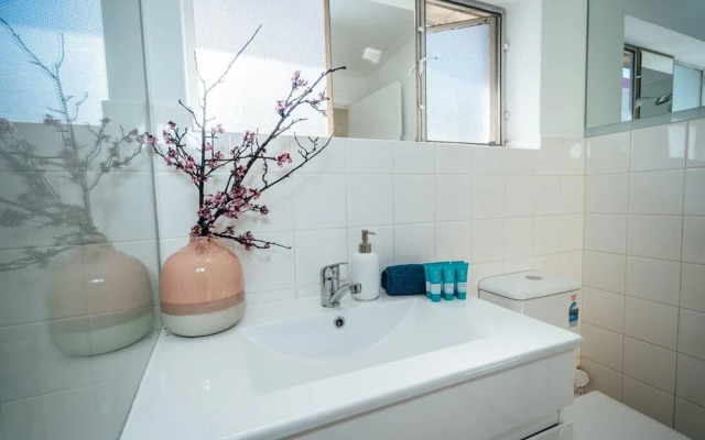 Sahara on Anzac-Close to Airport, city & beach!