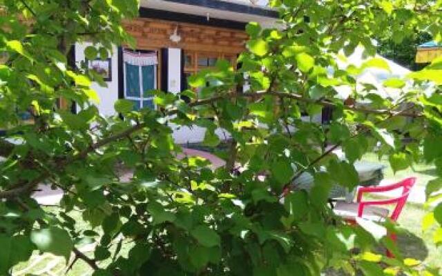 Limosa Guest House & Apartment