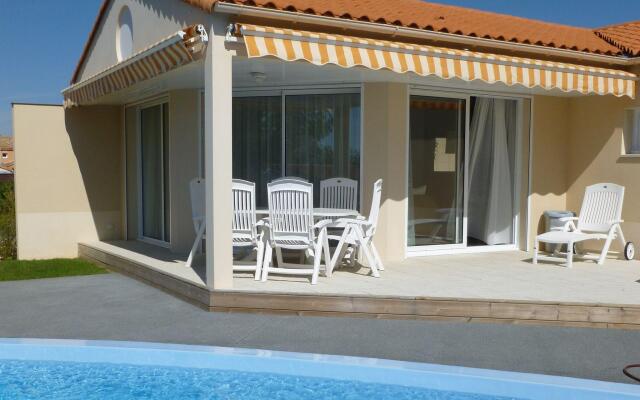 Luxurious villa with dishwasher, only 800 m. from the sea
