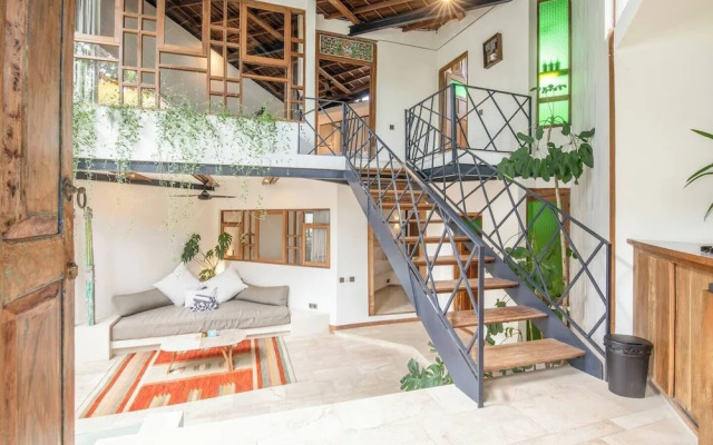 Modern 2-br Art Deco Villa, 800m From the Beach