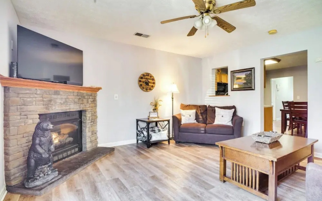Secluded Sevierville Condo w/ Hot Tub + Mtn Views!
