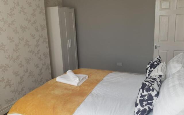 Gateshead's Amethyst 3 Bedroom Apt, Sleeps 6 Guests