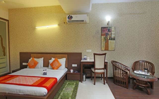 OYO 2216 Hotel Live Inn