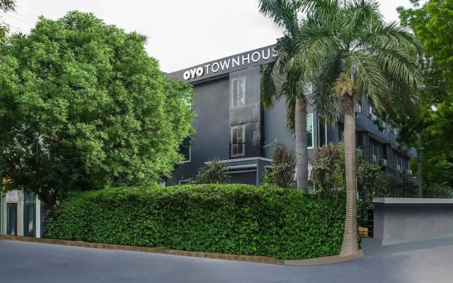 OYO Townhouse 230 Old Gurgaon Sector 14