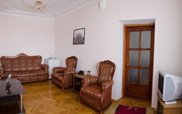 Hotel Complex Uhnovych