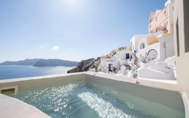 SantorOia Luxury Suites