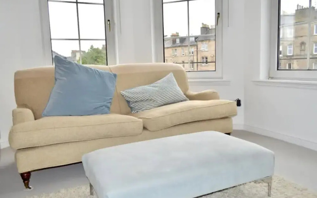 Modern And Central Flat In Roseburn Area