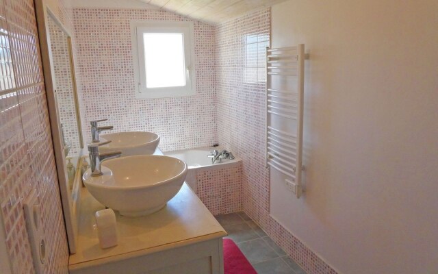 Beautiful House With Private Pool and Large Garden