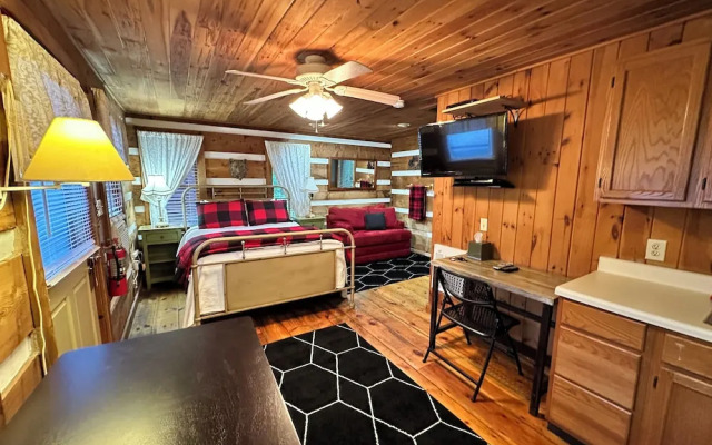 Mountainaire Inn and Log Cabins