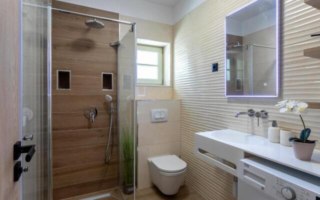 TEONA Luxury Studio Apartment with jacuzzi and garden view