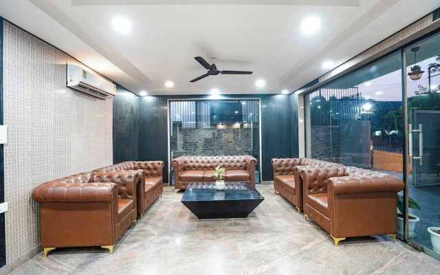 Fabhotel Divine & Banquet