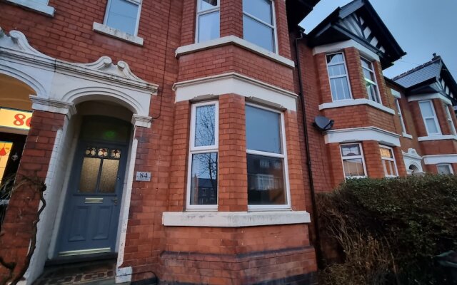 Spacious 4-bed House Great Location Coventry