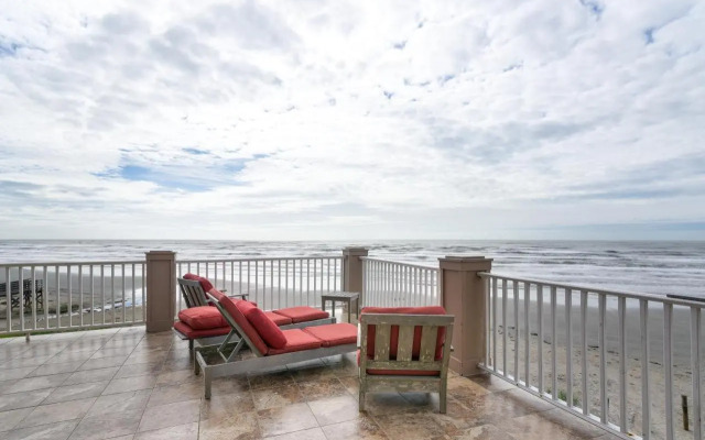 Oceanfront Galveston Beach House: Steps to Sand!