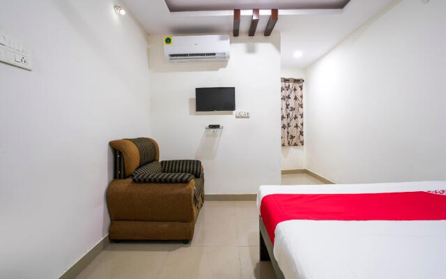 OYO 68404 Sa Thirumala Residency