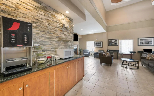 Quality Inn & Suites Fishkill South near I-84