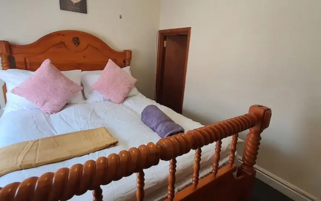 Room in Guest Room - Nice Large Room in Coventry