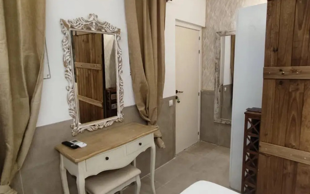 House with 9 private rooms