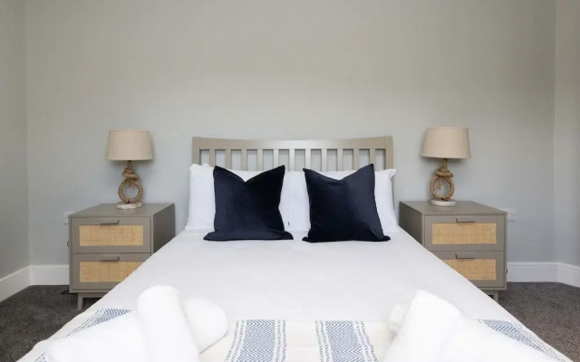 Modern 5-bedroom Retreat Nr Coast