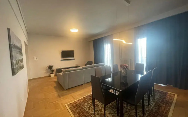 Spacious Seaside Flat at Alimos