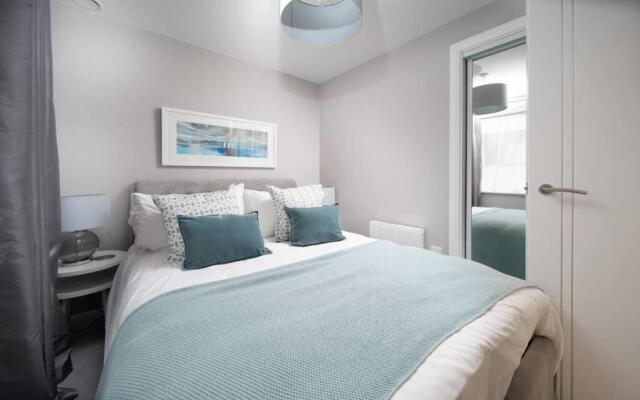 Deluxe Apartment near Cabot Circus w Parking sleeps 5